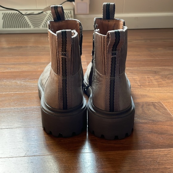 Madewell ankle boots. 8.5. Women’s grey side zip - Picture 4 of 9